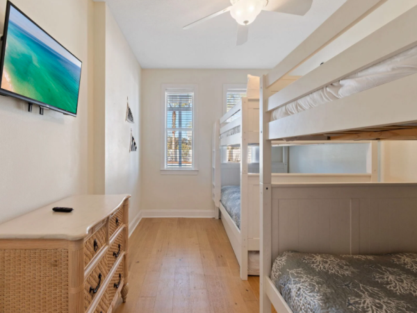 Luxurious 8 Bedroom Coastal Retreat in Destin - Perfect for Groups